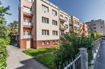 POHLED Z ULICE VYKÁŇSKÁ - Pronájem bytu 2+1 v osobním vlastnictví 58 m², Praha 10 - Strašnice