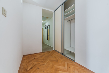 VESTAVĚNÁ SKŘÍŇ CHODBA - Pronájem bytu 2+1 v osobním vlastnictví 58 m², Praha 10 - Strašnice