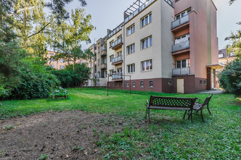 ZAHRADA OBYTNÉHO DOMU - Pronájem bytu 2+1 v osobním vlastnictví 58 m², Praha 10 - Strašnice