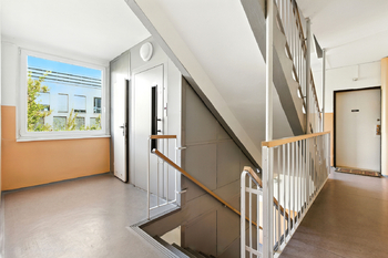 chodba bytového domu - Prodej bytu 3+1 v osobním vlastnictví 70 m², Praha 8 - Karlín