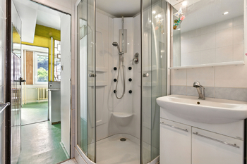 koupelna - Prodej bytu 3+1 v osobním vlastnictví 70 m², Praha 8 - Karlín