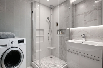 VIZUALIZACE - KOUPELNA - Prodej bytu 3+1 v osobním vlastnictví 70 m², Praha 8 - Karlín