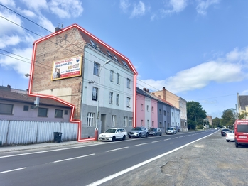 pohled na dům s billboardem - Prodej nájemního domu 435 m², Ústí nad Labem