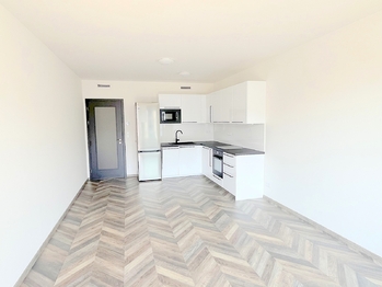 Obývací místnost s kuchyní a balkónem - Pronájem bytu 2+kk v osobním vlastnictví 57 m², Praha 9 - Vysočany