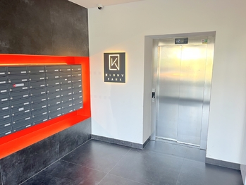 Vstup v budově - Pronájem bytu 2+kk v osobním vlastnictví 57 m², Praha 9 - Vysočany