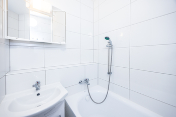 Nová koupelna s vanou - Pronájem bytu 1+1 v osobním vlastnictví 27 m², Most 