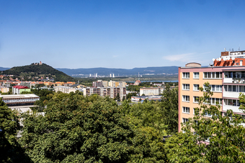 Výhled ze společné chodby  - Pronájem bytu 1+1 v osobním vlastnictví 27 m², Most