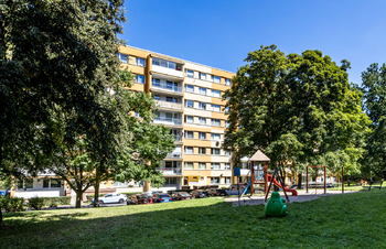Zeleň před domem - Pronájem bytu 1+1 v osobním vlastnictví 27 m², Most