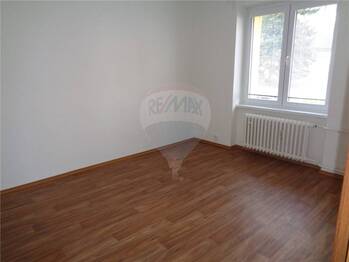 ob pokoj - Pronájem bytu 1+1 v družstevním vlastnictví 33 m², Praha 5 - Radotín