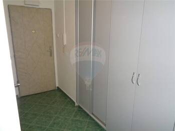 chodba se skříněmi - Pronájem bytu 1+1 v družstevním vlastnictví 33 m², Praha 5 - Radotín