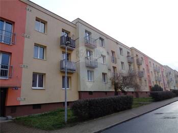 pohled na dům - Pronájem bytu 1+1 v družstevním vlastnictví 33 m², Praha 5 - Radotín