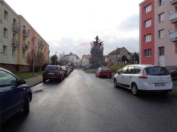 parkovací místa - Pronájem bytu 1+1 v družstevním vlastnictví 33 m², Praha 5 - Radotín