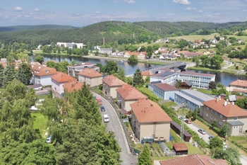 Pohled na dům - Prodej bytu 3+1 v osobním vlastnictví 69 m², Kamýk nad Vltavou 