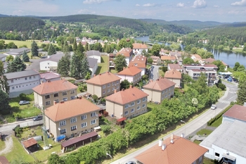 Pohled na dům a okolí - Prodej bytu 3+1 v osobním vlastnictví 69 m², Kamýk nad Vltavou