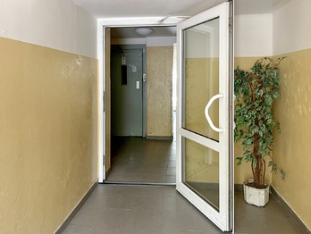 Vstup do domu - Prodej bytu 4+1 v družstevním vlastnictví 88 m², Praha 4 - Chodov