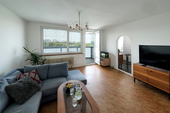 Obývací pokoj s výhledem - Prodej bytu 4+1 v družstevním vlastnictví 88 m², Praha 4 - Chodov