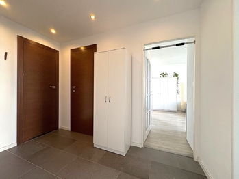 Předsíň - Prodej bytu 3+1 v osobním vlastnictví 63 m², Praha 9 - Újezd nad Lesy