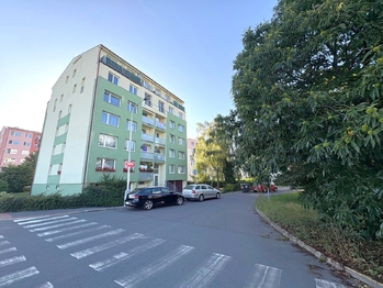 Venkovní pohled na dům - Prodej bytu 3+1 v osobním vlastnictví 63 m², Praha 9 - Újezd nad Lesy