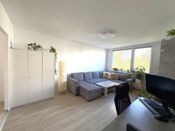 Obývací pokoj - Prodej bytu 3+1 v osobním vlastnictví 63 m², Praha 9 - Újezd nad Lesy