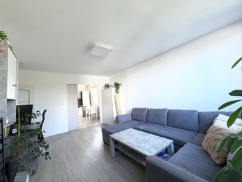 Obývací pokoj - Prodej bytu 3+1 v osobním vlastnictví 63 m², Praha 9 - Újezd nad Lesy