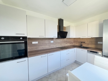Kuchyně - Prodej bytu 3+1 v osobním vlastnictví 63 m², Praha 9 - Újezd nad Lesy