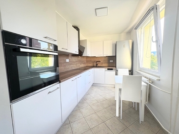 Kuchyně - Prodej bytu 3+1 v osobním vlastnictví 63 m², Praha 9 - Újezd nad Lesy