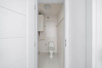 Toaleta s umyvadlem - Prodej bytu 3+kk v osobním vlastnictví 64 m², Hradec Králové