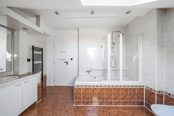 Koupelna s vanou - Prodej bytu 3+kk v osobním vlastnictví 64 m², Hradec Králové