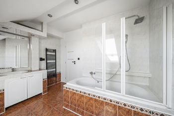 Koupelna s vanou - Prodej bytu 3+kk v osobním vlastnictví 64 m², Hradec Králové