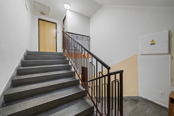 Pohled ze vchodu - Prodej bytu 3+kk v osobním vlastnictví 64 m², Hradec Králové