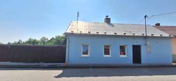 Pohled na dům z ulice - Prodej domu 38 m², Studnice 