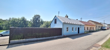 Pohled na dům z ulice - Prodej domu 38 m², Studnice