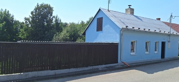 Pohled na dům z ulice - Prodej domu 38 m², Studnice