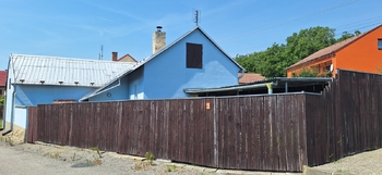 Pohled na dům z ulice - Prodej domu 38 m², Studnice