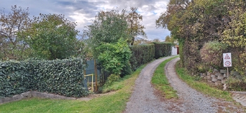 Cesta za zahrádkou ke garáži - Prodej domu 81 m², Rousínov