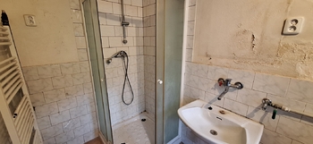 Koupelna v přízemí s WC - Prodej domu 81 m², Rousínov