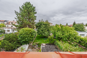 Výhled z okna kuchyně - Prodej domu 127 m², Praha 5 - Jinonice