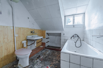 Prostorná koupelna ve druhém patře - Prodej domu 127 m², Praha 5 - Jinonice