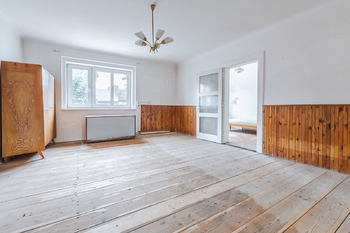 Prostorný obývací pokoj - Prodej domu 127 m², Praha 5 - Jinonice