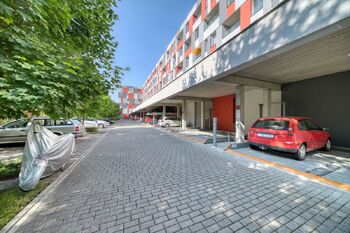 Vnitroblok domu - Pronájem garážového stání 18 m², Kolín