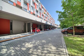 Vnitroblok domu - Pronájem garážového stání 18 m², Kolín
