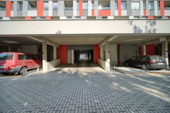 Vjezd k parkovacím místům - Pronájem garážového stání 18 m², Kolín