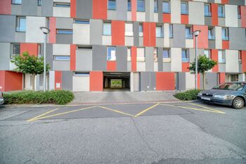 Vjezd k parkovacím místům z ulice Roháčova - Pronájem garážového stání 18 m², Kolín