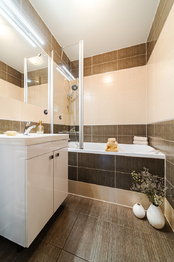 Prodej bytu 5+kk, 78 m², se zaskleným balkónem, v klidné lokalitě, ulice Uzbecká, Brno‑Bohunice - Prodej bytu 5+kk v družstevním vlastnictví 78 m², Brno