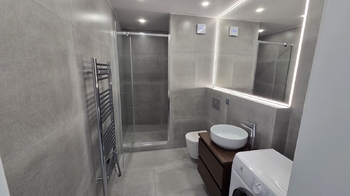 Nová koupelna - Pronájem bytu 2+kk v osobním vlastnictví 40 m², Praha 8 - Karlín