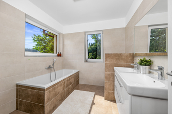 koupelna se sprchou, vanou a WC - Prodej domu 138 m², Libníč