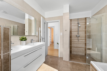 koupelna se sprchou, vanou a WC - Prodej domu 138 m², Libníč