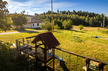 hřiště kousek od domu - Prodej domu 138 m², Libníč