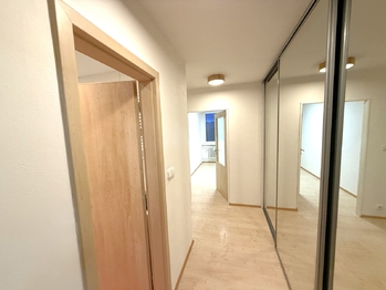 Pohled od vchodových dveří - Pronájem bytu 2+kk v osobním vlastnictví 43 m², Praha 10 - Horní Měcholupy