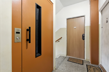 Vstupní dveře - Prodej bytu 2+1 v osobním vlastnictví 62 m², Plzeň
